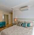 1. As cômodas coloridas se destacam no quarto de casal decorado com cores neutras – Foto: Espaço do Traço  Foto: Viva Decora