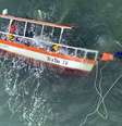 Embarcação que naufragou em Maragogi, litoral norte de Alagoas, era irregular e navegava em área proibida, segundo a prefeitura  Foto: Corpo de Bombeiros/Divulgação / Estadão