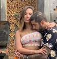 Anitta fez vídeos na cama com namorado, Pedro Scooby, mas anel na mão direita chamou atenção  Foto: Instagram, Anitta / PurePeople