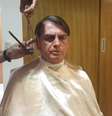 Jair Bolsonaro falou sobre o pai do presidente da OAB enquanto cortava o cabelo em transmissão ao vivo pelas redes sociais  Foto: Reprodução / Estadão