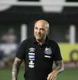 O técnico Sampaoli do Santos durante a partida entre Santos e Fluminense  Foto: FLAVIO CORVELLO / Futura Press