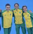 Atletas do triatlo comemoram conquista da medalha de ouro.  Foto: Alexandre Loureiro / COB