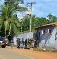 Policiais e soldados estão em frente à prisão em Altamira, onde massacre deixou 57 mortos  Foto: Bruno Santos / Reuters