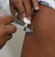 Melhor forma de se prevenir contra algumas doenças virais é com a vacina  Foto: Erasmo Salomão/Ministério da Saúde / BBC News Brasil