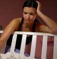Mãe tenta por bebê para dormir  Foto: monkeybusinessimages/Getty / BBC News Brasil