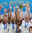 Seleção dos EUA comemora conquista da Copa do Mundo feminina de futebol.  Foto: Bernadett Szabo / Reuters