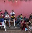 Pessoas aguardam chance de reconhecer corpo de parente diante do Instituto Médico Legal (IML) de Altamira, no Pará  Foto: Daniel Teixeira / Estadão