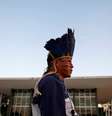 Índio do povo Guarani Kaiowa em frente ao prédio do STF em Brasília;  Foto: REUTERS/Adriano Machado / BBC News Brasil