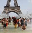 Pessoas se refrescam em fontes em frente à Torre Eiffel, em Paris
25/07/2019
REUTERS/Pascal Rossignol  Foto: Reuters