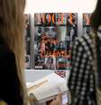 Leitoras folheiam edição de setembro da Vogue britânica em Londres, no Reino Unido
02/08/2019
REUTERS/Simon Dawson       Foto: Reuters