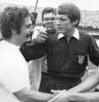  Os jogadores Roberto Rivelino (e), do Corinthians e Ademir da Guia (d), do Palmeiras, se cumprimentam sendo observado pelo juiz Dulcídio Wanderley Boschilla, antes da partida válida pela final do Campeonato Paulista de Futebol de 1974 no estádio do Morumbi, zona sul da cidade de São Paulo.  Foto: Estadão