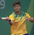 João Menezes, do Brasil, joga com argentino Facundo Bagnis, na semi final, do tênis masculino, nos Jogos Pan-americanos 2019 em Lima  Foto: Washington Alves / COB / Divulgação