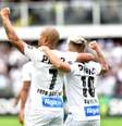 O jogador Carlos Sanchez do Santos, durante comemoração do gol em partida contra a equipe do Goiás, em jogo válido pela 13ª rodada do Campeonato Brasileiro de 2019, realizada no Estádio de Vila Belmiro, em Santos, litoral de São Paulo  Foto: Eduardo Carmim / Agência O Dia / Estadão