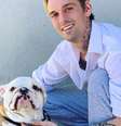 Aaron Carter e o bulldog inglês de dez meses, que se encontrava em situação de abandono e foi resgatado por abrigo.  Foto: Instagram / @aaroncarter / Estadão