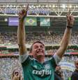 O presidente Jair Bolsonaro, jogadores e integrantes da comissão técnica do Palmeiras comemoram título durante a partida entre Palmeiras e Vitória, válida pelo Campeonato Brasileiro 2018, no Allianz Parque em São Paulo  Foto: Guilherme Rodrigues / Futura Press