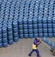 Trabalhador transporta botijões de gás de cozinha nas instalações de uma distribuidora em São Paulo   Foto: Caetano Barreira / Reuters