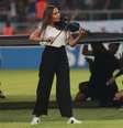 A violinista Joelle Saade toca o hino nacional do Iraque durante abertura do Campeonato da Federação de Futebol da Ásia Ocidental em Kerbala, no Iraque
30/07/2019
REUTERS  Foto: Reuters