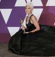 Lady Gaga com Oscar de melhor música original por 'Shallow'  Foto: Mike Segar / Reuters