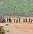 Equipes de resgate ajudam pessoas a cruzar área alagada em Wayanad, no Estado de Kerala, na Índia
09/08/2019
REUTERS  Foto: Reuters