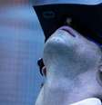 A realidade virtual vai permitir que os espectadores possam ter experiências totalmente personalizadas no cinema, dizem especialistas  Foto: Getty Images / BBC News Brasil