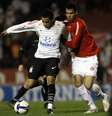 O atacante Dentinho, do Corinthians, e o volante Sandro (d), do Internacional, disputam bola durante partida válida pelo Campeonato Brasileiro 2009, realizada no estádio Beira Rio, em Porto Alegre, Rio Grande do Sul  Foto: NECO VARELLA / Estadão Conteúdo