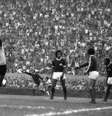 Jogador Basílio, do Corinthians, comemora gol contra a Ferroviária, de Araraquara, em jogo válido pelo Campeonato Paulista de 1977, no estádio do Pacaembu  Foto: ANTONIO LÚCIO / Estadão Conteúdo