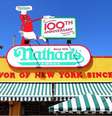 Nathan's se apresenta como o local dos cachorros-quentes desde 1916  Foto: Getty Images / BBC News Brasil