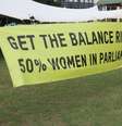 Mulheres em Vanuatu exigem representação igualitária: cartaz defende que mulheres ocupem metade das vagas no Parlamento  Foto: Getty Images / BBC News Brasil