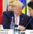Presidente dos EUA, Donald Trump, e premiê do Japão, Shinzo Abe, se cumprimentam em Osaka
28/06/2018 Sputnik/Mikhail Klimentyev/Kremlin via REUTERS  Foto: Reuters