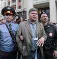 Sergey Mitrokhin é detido por policiais em Moscou
06/06/2012
REUTERS/Sergei Karpukhin  Foto: Reuters