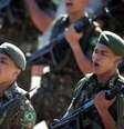 Militares durante cerimônia em Brasília: 1/3 do exército poderá ser reduzido  Foto: Reuters