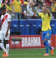 O jogador Everton Cebolinha comemora gol do Brasil durante a partida entre Peru e Brasil  Foto: Marlon Costa / Futura Press