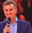 O apresentador do Caldeirão do Huck voltou a sinalizar interesse em trocar a carreira artística pela política  Foto: Paulo Belote/TV Globo / Divulgação