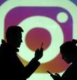 Silhueta de usuários de smartphones à frente de logotipo do Instagram. 28/3/2018.  REUTERS/Dado Ruvic/Illustration   Foto: Reuters