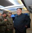 Líder da Coreia do Norte, Kim Jong Un, monitora teste de míssil em local não revelado na Coreia do Norte
07/08/2019 KCNA via REUTERS  Foto: Reuters