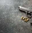 Arma e as balas de pistola 9 mm  Foto: Jirkaejc / iStock