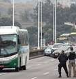 Uma refém, que foi libertada antes do desfecho, acabou desmaiando ao descer do ônibus  Foto: EPA / BBC News Brasil