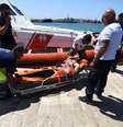 Imigrante que pulou de navio Open Arms é transportado em uma maca em Lampedusa, Itália 20/8/2019 REUTERS/Guglielmo Mangiapane  Foto: Reuters