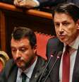 Premiê italiano, Giuseppe Conte, chamou de irresponsável seu vice, Matteo Salvini (esq.)  Foto: DW / Deutsche Welle