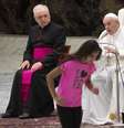 Menina invade palco e interrompe discurso de papa Francisco  Foto: ANSA / Ansa - Brasil
