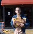 Cena de 'Stranger Things' em que Eleven rouba caixas de waffles Eggo de uma loja.  Foto: Reprodução de 'Stranger Things' / YouTube / Estadão