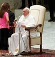 Menina interrompe discurso do papa Francisco.  Foto: Remo Casilli / Reuters