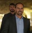 O deputado Eduardo Bolsonaro (PSL-SP) é visto nos corredores do Senado, em Brasília (DF), nesta quinta-feira (22). Em périplo pelo Senado, o deputado declarou que quer mostrar "um Eduardo um pouquinho diferente" na busca por ter seu nome aprovado para a embaixada brasileira em Washington. Ele destacou que a pauta comercial do Brasil com os Estados Unidos tem sido o tema mais recorrente nas conversas com senadores.  Foto: Gabriela Biló / Estadão