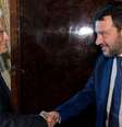 Presidente italiano Sergio Mattarella (esq) cumprimenta Matteo Salvini (dir), que tinha a expectativa de ascender ao poder convocando eleições antecipadas  Foto: Reuters / BBC News Brasil