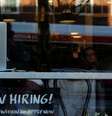 Café em Cambridge (Massachusetts) mostra anúncio de contratação para trabalho REUTERS/Brian Snyder  Foto: Reuters