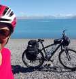 Vera Marques, de 61 anos, em um circuito de bicicleta da Nova Zelândia, chamado Alps 2 Ocean New Zealand Cycle Trail. Rota liga os Alpes ao oceano Pacífico.  Foto: Instagram / @pedalareviajar / Estadão