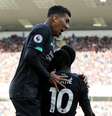 Firmino comemora com Sadio Mané na vitória do Liverpool  Foto: Action Images via Reuters/Carl Recine