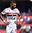 Daniel Alves, do São Paulo, durante partida contra a equipe do Grêmio  Foto: EDUARDO CARMIM/AGÊNCIA O DIA / Estadão Conteúdo