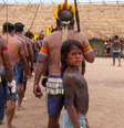 Indígenas se apresentam durante encontro que reuniu representantes 14 etnias e de quatro reservas extrativistas na Terra Indígena Menkragnoti, no Pará  Foto: Lucas Landau/Rede Xingu + / BBC News Brasil