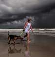 Mulher caminha com cachorro em praia de Amelia Island, em Jacksonville, antes da chegada do furacão Dorian à Flórida
01/09/2019
REUTERS/Maria Alejandra Cardona  Foto: Reuters
